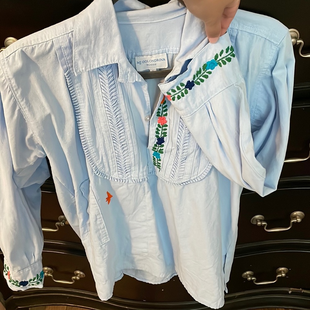 Mi Golondrina Size Small Baby blue with embroidery and has a front pocket